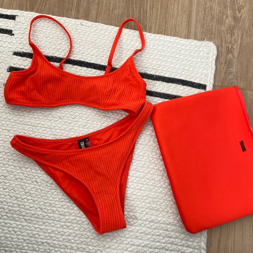 Triangl red bikini